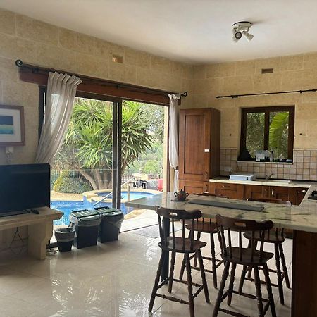 Sunny Gozo Getaway Pool & Easy Check-In Bed & Breakfast Ghajn il-Kbira  Dış mekan fotoğraf
